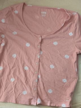 PINK Cropped Daisy Button-Front Tee - Dusty Coral Pink Size XL Used